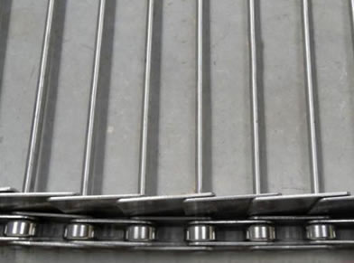 Chain links with baffles are installed on the rod conveyor belt.