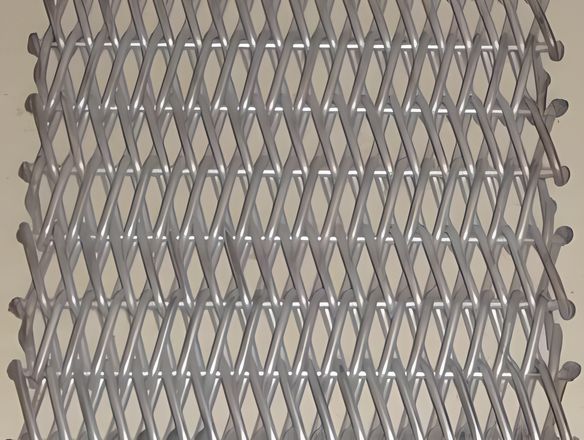 A straight cross rod is interlocking two balanced wire.