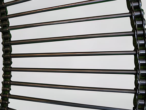 Chain links are installed on the curved rod conveyor belt.