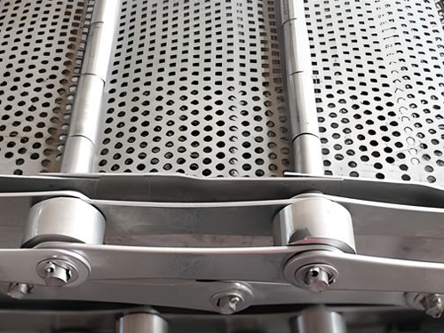 The chain links with pins are installed on the rod conveyor belt.