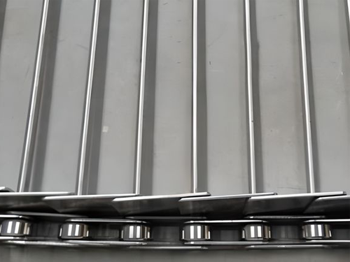 Chain links with baffles are installed on the rod conveyor belt.
