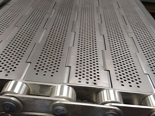 The chain links with welded buttons are installed on the rod conveyor belt.