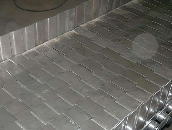 Side guards are added on the both side of the chain plate conveyor belt.