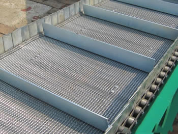 Compound weave conveyor belt with metal sheet sheets on the both edge and belt.