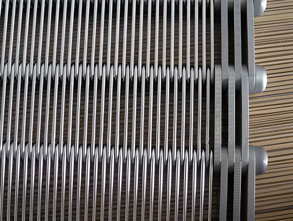 A standard type eye link conveyor belt with standard edge.