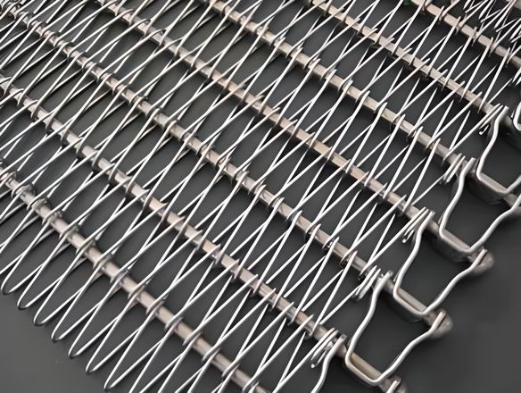 A flexible rod conveyor belt with U-shaped links edge.