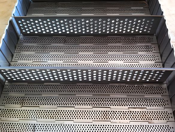 Perforated baffles on the perforated plate conveyor belt.