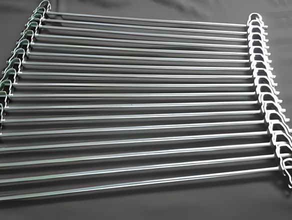 A curved rod conveyor belt with U-shaped link edge on the red background.