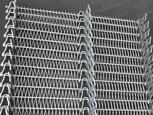 U-shaped links are installed on the both side and center of the balanced weave conveyor belt.