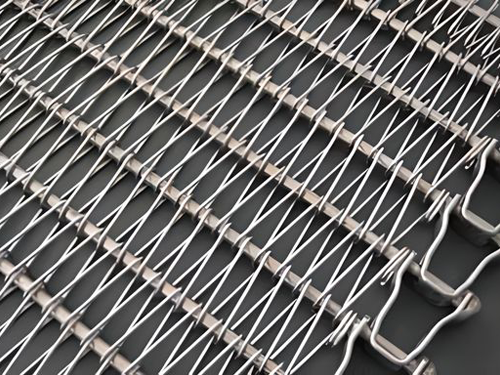 A flexible rod conveyor belt with U-shaped links on the blue background.